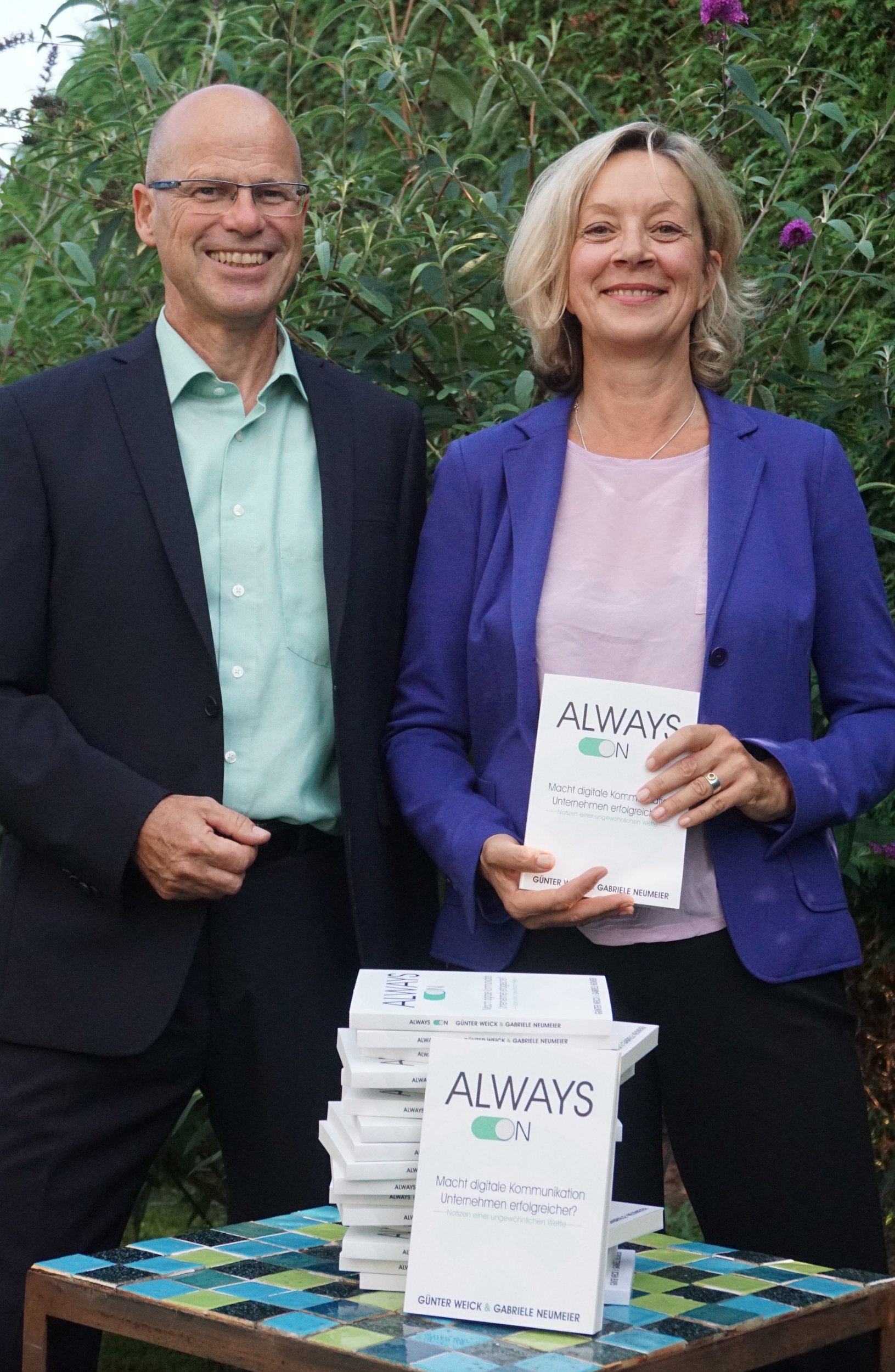 Always-on und total kaputt? Eine Psychologin und ein BWLer schreiben ein unkonventionelles Sachbuch.