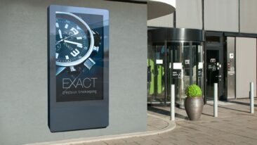 digitalSIGNAGE.de 75 Zoll Outdoor LCD Stele für Digital Signage mit Cloud-Steuerung