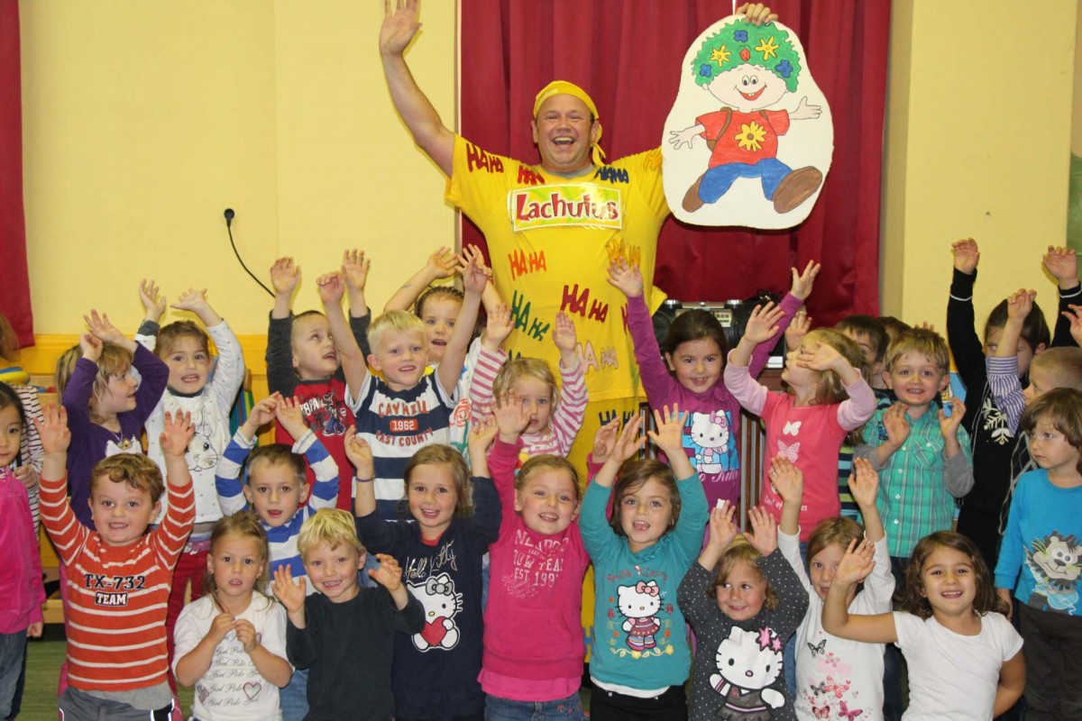 inMedias Kommunikation bringt das Lachen in die KiTas und Grundschulen: die Lachulus Tour 2021
