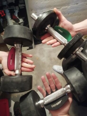 Test-Ergebnis: Ultraleichte Neopren Griffpolster sind Fitnesshandschuhen und Power Grips überlegen.