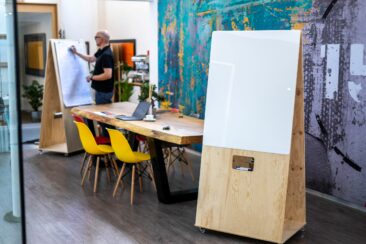 Der kleinste Meetingraum der Welt – Mobiles Flipchart & Whiteboard in einem