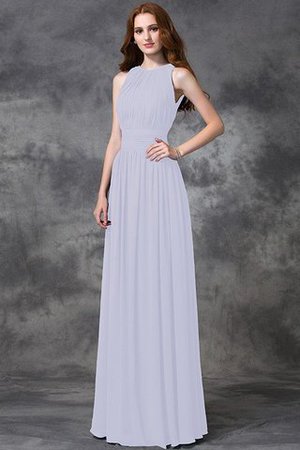 Die Braut holt das Hochzeitskleid vor der Hochzeit