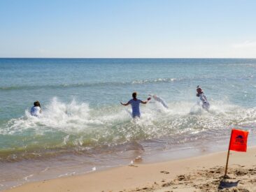 Nichts für Warmduscher: Anbaden bei 6 Grad auf der Insel Rügen