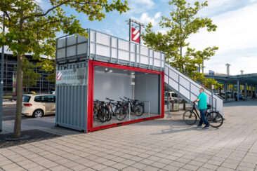 ELA Sondercontainer im Einsatz für den Klimaschutz – mit dem Fahrrad zum Flughafen