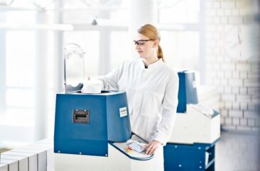 Neue Rezepturen für Kosmetik werden mit Hauschild SpeedMixer® gemischt