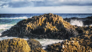 Immer noch GIGANTISCH: der Klippenrand des Giant’s Causeway Coast im Norden Irlands