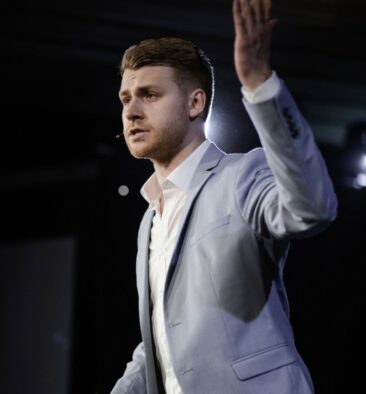 Speaker Kim Kolb aus Coburg gewinnt beim internationalen Speaker Slam
