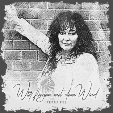 „Wir fliegen mit dem Wind“ meint gesanglich Petra Fee