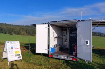 Proton Motor-Brennstoffzelle „PM Module S8“ in mobilen Energieanhänger integriert