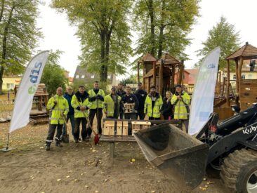 Soziales Engagement in Mecklenburg-Vorpommern: Netzbetreiber E.DIS verschönert Spielplatz in Selmsdorf
