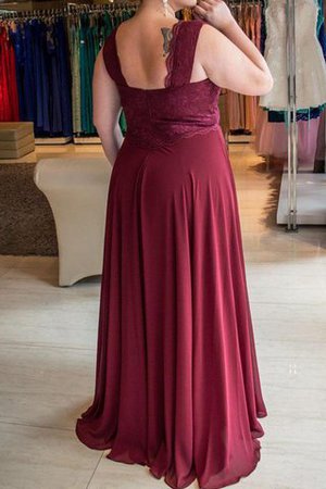 Ein tolles cremefarbenes Kleid mit einer Weinschärpe