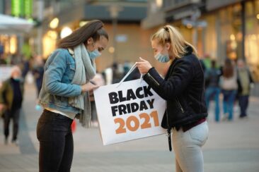 Umfrage zum Black Friday 2021: Verbraucher zieht es wieder mehr in die stationären Geschäfte