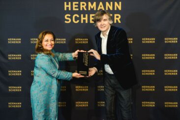 Weltrekord bei Speaker Slam – Hamburger Speakerin bringt Award in die Hansestadt