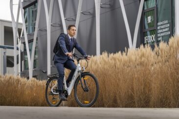 Für Herbst-Touren und Business Look geeignet – das neue Jeep Trekking E-Bike mit tiefem Einstieg