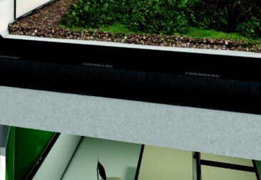 Mensa unter grünem Hügel