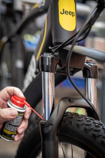 Das E-Bike bequem vom Sofa aus warten lassen