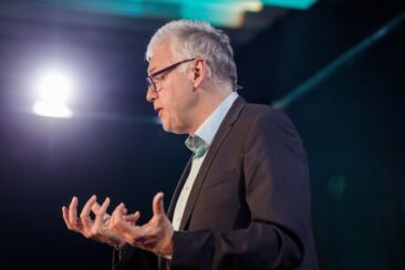 4 Minuten, die die Welt verändern – vom Reisebüro auf die Speakerbühne
