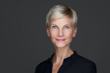 Frieden mit den eigenen Entscheidungen finden – Johanna Dahm gibt Standardwerk zum Thema Entscheidungen heraus
