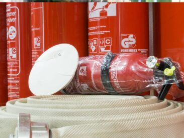 Brandschutzprüfung von Brandschutzeinrichtungen – Für Brandschutzbeauftragte: Feuerlöscher sicher prüfen
