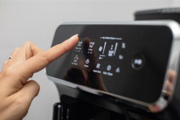 Displays professionell und zuverlässig einkleben: Wie Touchscreens rahmenlos halten