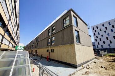 Wegweisender ökologischer Schulneubau aus Holzmodulen in München-Neuperlach steht nach nur einem halben Jahr