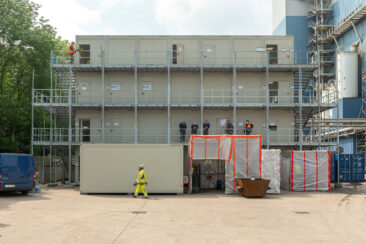 Revisionsarbeiten in der Produktion – ELA Container sorgt für komfortable Monteurunterkünfte