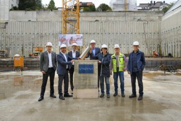 Grundstein für VINZENT: Erster Holzhybrid für Wohnen und Arbeiten in der Innenstadt erreicht erstes Bauziel