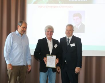 IfKom verliehen Dipl.-Ing. Dieter Salge aus Ergolding die Goldene Ehrennadel