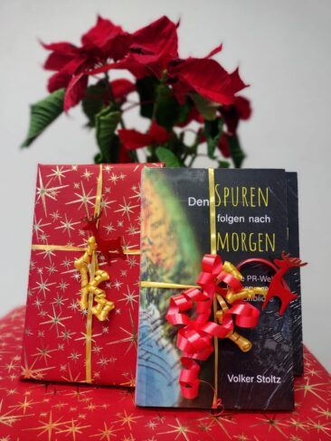 Buchtipp für die Feiertage: „Den Spuren folgen nach Morgen“