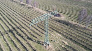 Digitalisierung: E.DIS prüft das Stromnetz in Brandenburg und Mecklenburg-Vorpommern mit innovativen Drohnen