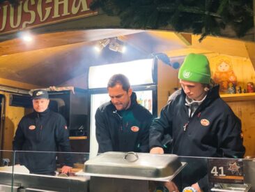 Wölfinnen und Wölfe auf dem Wolfsburger Weihnachtsmarkt