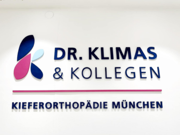 Kieferorthopäde München: Moderne KFO-Praxis Dr. Klimas & Kollegen mit neuem Rundum-Service für Patient*innen