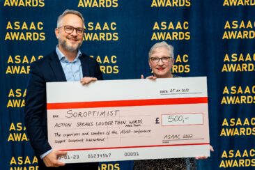 Spendenübergabe auf der Annual Speakers & Authors Agency Conference (ASAAC) in London