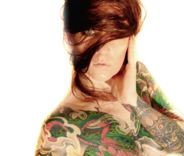Tattoo-Model Jenni Mitkovic verlobt sich mit 27 Jahre älteren Freund
