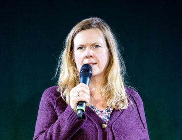 Weltrekord beim Internationalen Speaker-Slam für Bindungsexpertin