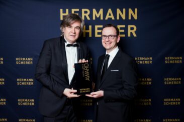 Christian Högl erhält Excellence Award bei internationalem Speaker Slam