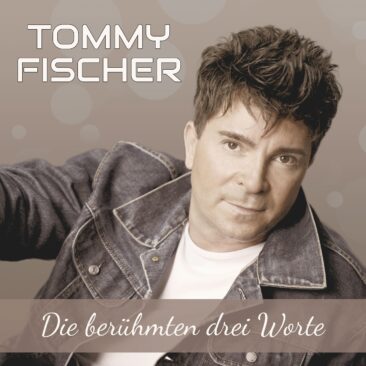 „Die berühmten drei Worte“ von Tommy Fischer – eine Stimme mit hohem Wiedererkennungswert
