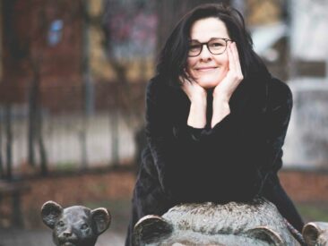 Trauer mit einem Lächeln: Dana Heidrich bricht Tabus und hilft Frauen, den Trauerschmerz mit Humor zu meistern