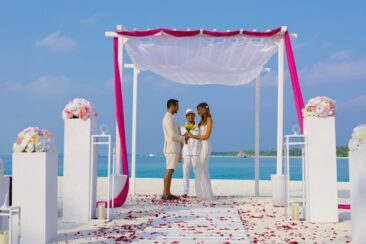„Hochzeit im Paradies:  Kandima Maldives bietet unter und über Wasser Traumhochzeiten für 2 bis 500 Personen!“
