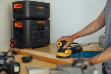 Mobiler, grüner Strom für Heim- und Handwerkende: Erweiterbare Powerstation Jackery Explorer 2000 Plus