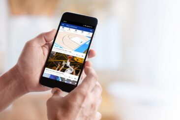 App in die Zukunft. Fans der Blue Dolphins bekommen Informationen per App direkt auf das Handy geliefert.