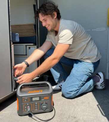 PlugVan Camping-Module und Jackery Powerstations verwandeln Lieferwagen in Camper – und wieder zurück