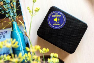 KONCEPT HOTELS: Hausdame überrascht als talentierte Sprecherin in Hotel-Hörspiel
