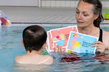 „Spaß im Wasser“: Mit dem Kartenset spielerisch schwimmen lernen