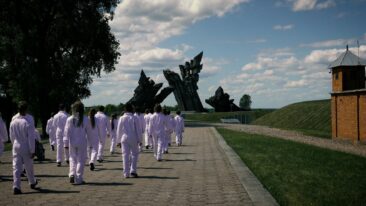 Up the hill: die Abschlussperformance des internationalen Erinnerungsprojektes Always remember. Never forget