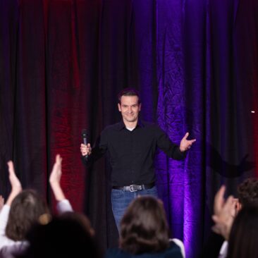 Regenbogenpapa Michael Züfle wirbt für gesellschaftliche Akzeptanz beim 3. internationalen Speaker Slam