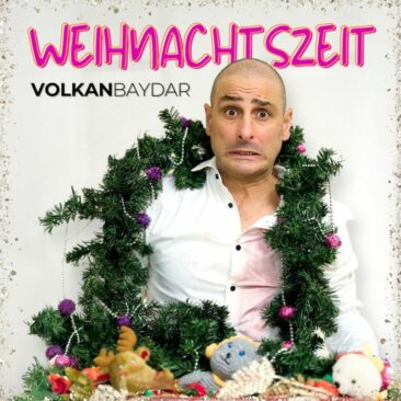 Weihnachtschaos im Swing-Gewand – für Volkan Baydar’s neuen Song wird Rolf Zuckowski zum Weihnachtsbäcker