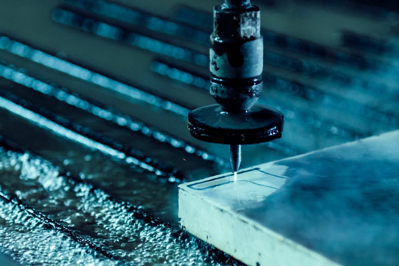 Materialvielfalt im Wasserstrahlschneiden: Welche Werkstoffe bearbeitet die Watercut GmbH mit Präzision?
