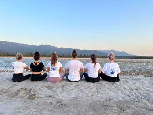 Mit Online Yoga Teacher Training den Sommer genießen