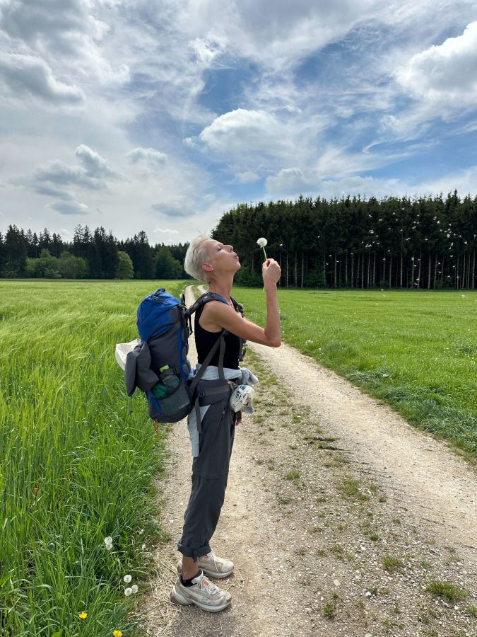 walk4future: GNTM-Finalistin geht mit über 60 Teilnehmenden knapp 5500km für bewussten Mode-Konsum